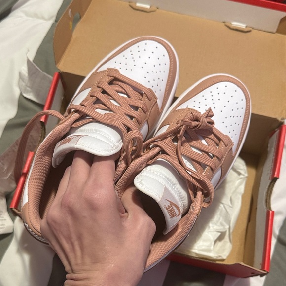 BNIB • WMNS NIKE DUNK SNEAKERS • SZ 7 - Picture 7 of 9